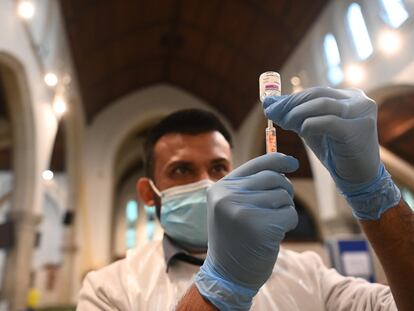 Farmacêutico prepara uma dose da vacina da AstraZeneca em 22 de fevereiro em Ealing, Londres.