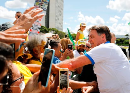 El presidente brasileño, Jair Bolsonaro, saluda este domingo a sus simpatizantes afuera del Palacio de Planalto.