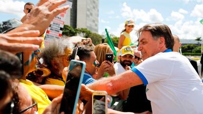 El presidente brasileño, Jair Bolsonaro, saluda este domingo a sus simpatizantes afuera del Palacio de Planalto.