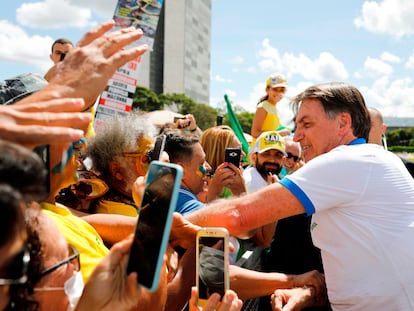 O presidente Jair Bolsonaro, em frente ao Palácio do Planalto neste domingo, com apoiadores que protestavam contra o Congresso e o Judiciário.