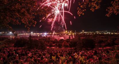 Fuegos artificiales en el parque de Tierno Galv&aacute;n de Madrid. 