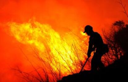 Un hombre lucha contra el fuego cerca de La Jonquera.