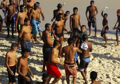 Homem imobiliza suspeito de assalto em praia do Rio, no dia 20 de setembro, mas banhistas reagem.