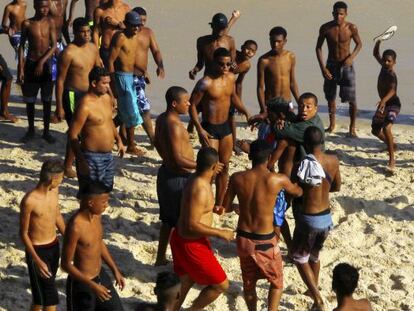 Homem imobiliza suspeito de assalto em praia do Rio, no dia 20 de setembro, mas banhistas reagem.