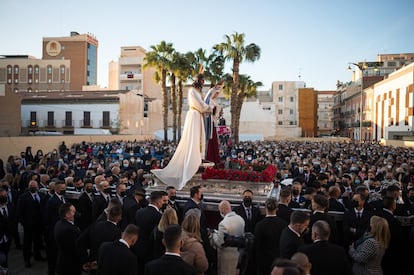 Tras el parón de dos años por la pandemia, las ocho provincias andaluzas retoman una de sus fiestas más identitarias. Cofradías y hermandades regresan a las calles dispuestas a recuperar el tiempo perdido. En la imagen, las estatuas del Cristo y la Virgen María de la hermandad Cautivo, rodeadas de fieles, en procesión por las calles de Málaga. Entre las tradiciones de la Semana Santa malagueña están los traslados de las imágenes, que son llevadas del templo donde se encuentran hasta los tronos procesionales. Los de las imágenes de la Cofradía de Jesús Cautivo y María Santísima de la Trinidad son célebres: es espectacular ver el número de promesas que acompañan a Jesús Cautivo en la procesión del Lunes Santo como muestra de fe del barrio trinitario.