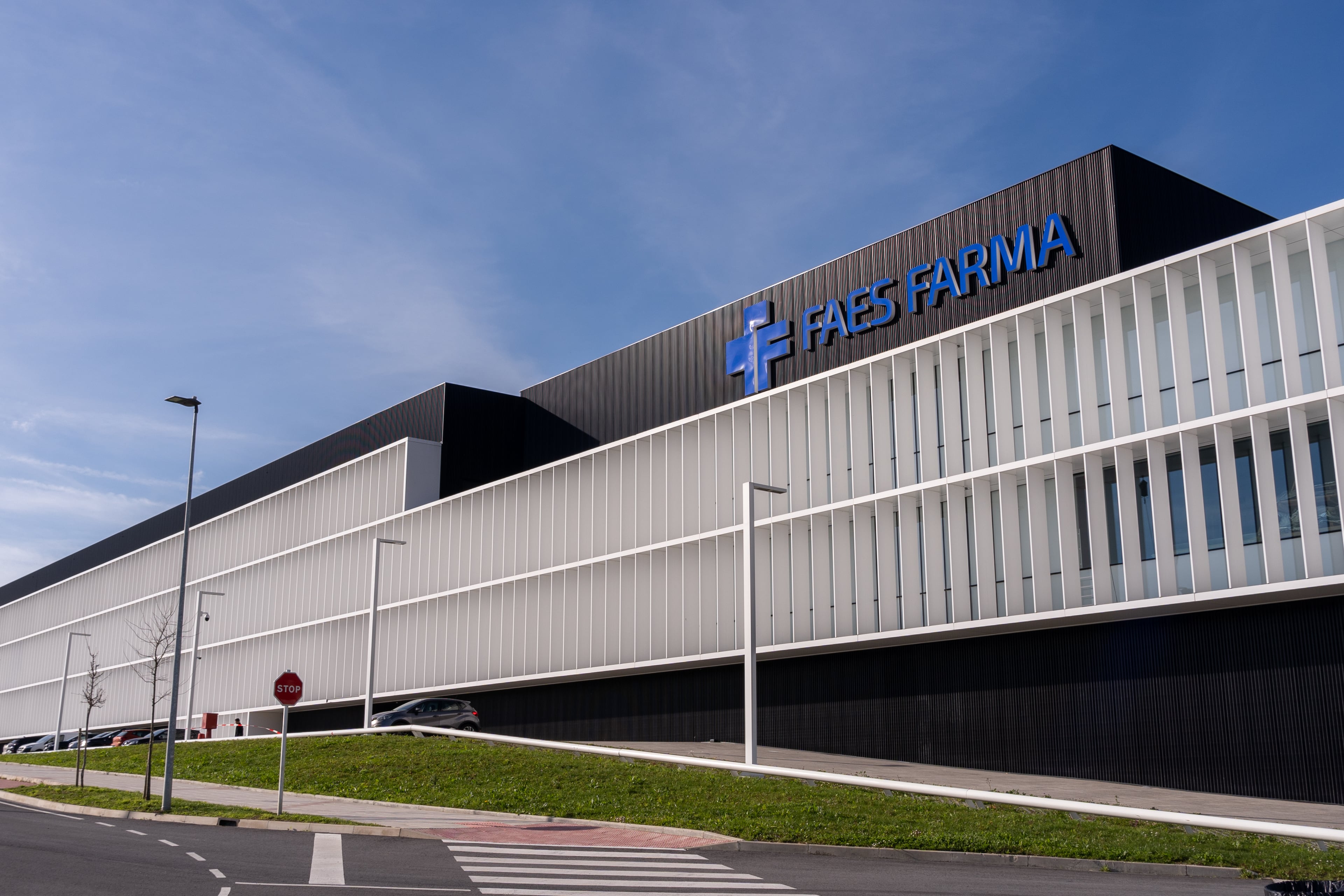 La junta extraordinaria de Faes Farma apoya al 99,99% la compra de la empresa italiana Sifi
