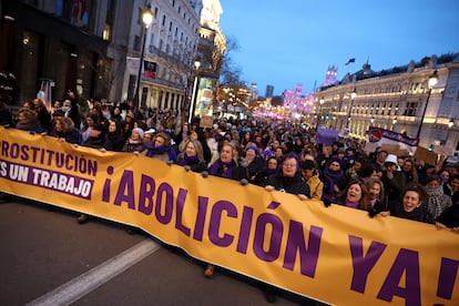 Cabecera de la manifestación contraria a la 'ley trans' por la calle Alcalá de Madrid. 