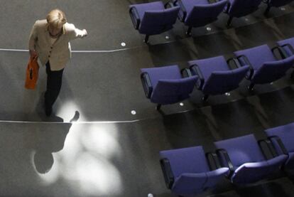 Merkel abandona el Bundestag tras superar la votación ayer del fondo de rescate del euro.