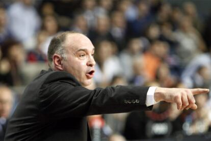 El entrenador del Real Madrid, Pablo Laso, durante un partido