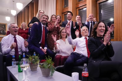 Los líderes del Partido Laborista celebran los resultados electorales, este lunes en Oslo.