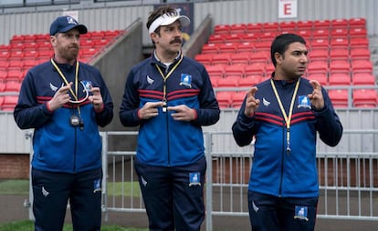 Jason Sudeikis (en el centro) en su papel del entrenador Ted Lasso.