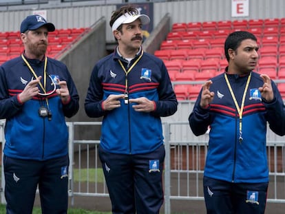 Jason Sudeikis (en el centro) en su papel del entrenador Ted Lasso.