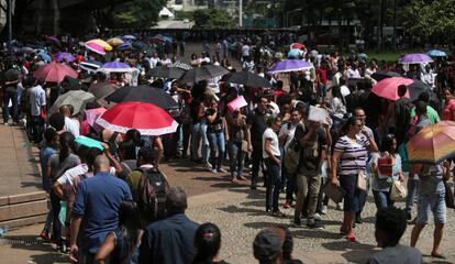 Fila por uma vaga de emprego em São Paulo no final de março.