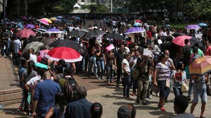 Fila por uma vaga de emprego em São Paulo no final de março.