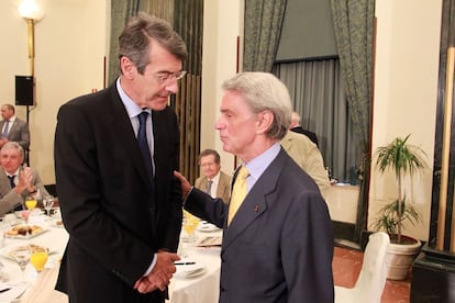 Fernando Becker, director de recursos operativos de Iberdrola, habla con Eduardo Montes, presidente de Unesa, en el Foro Cinco Días.