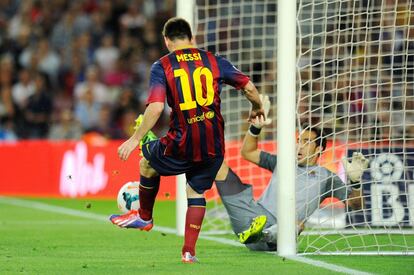Messi lanza al larguero una ocasión clara.