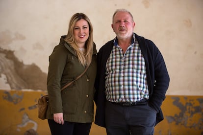 Judith Ferrer, responsable de proyecto de Cepaim en Teruel, y Vicente Gonzalvo, representante de la fundación en Aragón, posan en el cercano municipio turolense de Camañas. El programa Nuevos Senderos está disponible en Ciudad Real, Teruel, Guadalajara, Soria y Salamanca. "Llevamos personas inmigrantes al medio rural a través de ofertas de trabajo", explica Ferrer. "Cuando ya encajamos el perfil hacemos una visita previa donde ambas partes de conocen [empleador y empleado], y si ambas partes están de acuerdo se procede al traslado", añade.