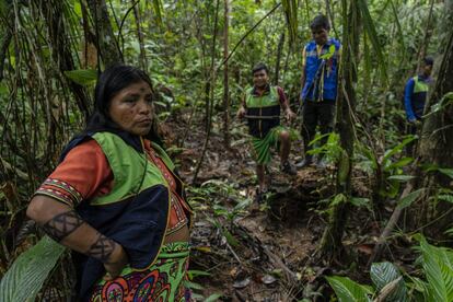 Elementos de la Guardia Comunitaria de Isla, en Antioquia, Colombia, muestran la zona donde una mina fue explotada de manera controlada por el Ejército de Colombia, el 23 de agosto de 2021. En Colombia las consecuencias humanitarias de los conflictos armados y de otras situaciones de violencia continúan afectando de manera directa a la población civil. Una de estas consecuencias es la presencia de artefactos explosivos en distintos territorios del país.