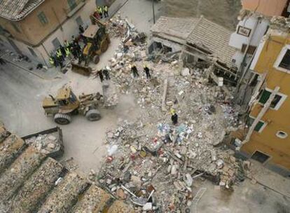 Imagen del derrumbe ocurrido en la noche del domingo al lunes en Palma, tomada ayer por la mañana desde un edificio colindante.