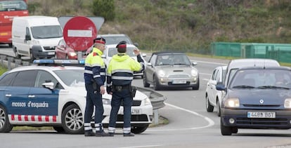 Miembros de los Mossos d'Esquadra y de la policia local de Cassà de la Selva (Girona) realizan un control de alcohol en la carretera C-65.
 