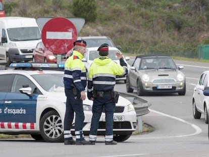 Miembros de los Mossos d'Esquadra y de la policia local de Cassà de la Selva (Girona) realizan un control de alcohol en la carretera C-65.