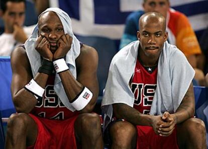 Lamar Odom, con las manos en la barbilla, y Stephon Marbury se lamentan en el banquillo de la derrota de Estados Unidos ante Puerto Rico.