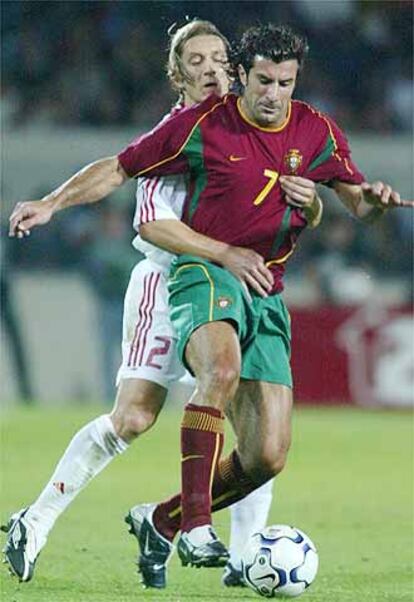Salgado y Figo, en un lance de un partido amistoso entre España y Portugal en 2003.