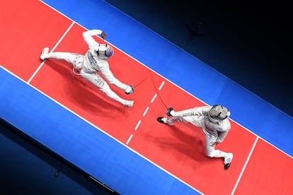 El húngaro Aron Szilagyi compite contra el estadounidense Daryl Homer en la competición de sable individual masculino. 