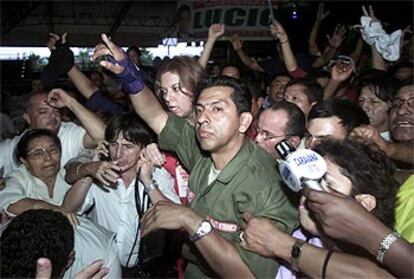 Lucio Gutiérrez, rodeado de seguidores tras conocer su victoria.