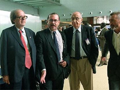 Pere Gimferrer, Sealtiel Alatriste, José Saramago y Arturo Pérez-Reverte (de izquierda a derecha), en el Fórum.