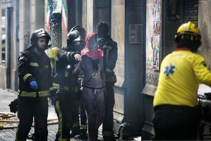 Los Bomberos asisten a una de las vecinas intoxicadas por el humo