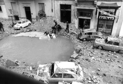 Atentado do ETA contra o almirante Luis Carrero Blanco. Na imagem vê-se o buraco da bomba na rua de Claudio Coello de Madri.