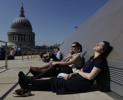 Un grupo de personas toman el sol en una de las terrazas del la catedra de St Paul, en Londres.