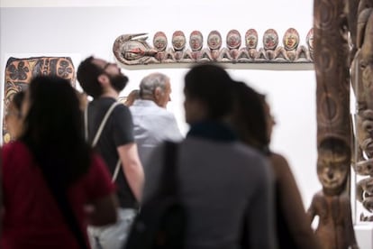 Visitantes en el Museo de las culturas del mundo de Barcelona anoche.