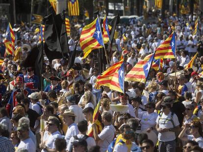 Manifestants durant la Diada al passeig de Lluís Companys.