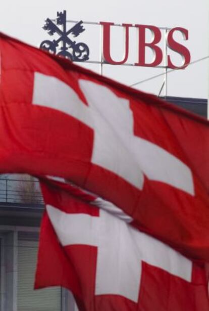 Banderas suizas ondean delante de la sede de UBS en Zúrich