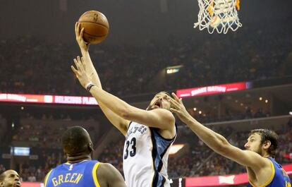 Marc Gasol lanza, ante Green y Bogut.