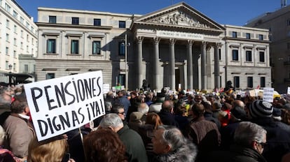  Manifestacion de pensionistas frente al Congreso de los Diputados.