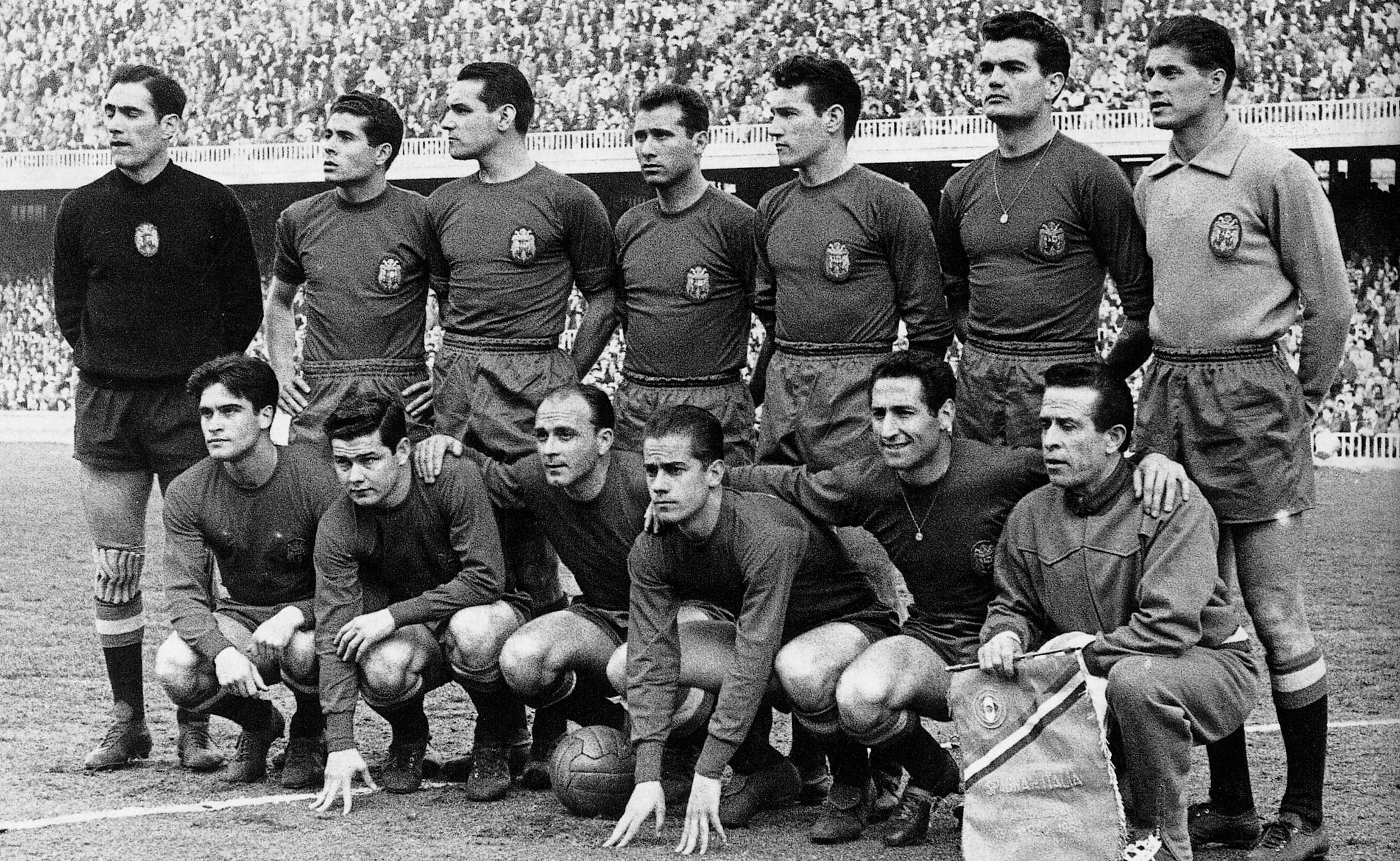 Luis Suárez (tercero por la derecha agachado) con la selección española durante la temporada 1959-1960.