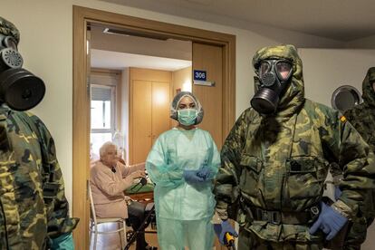 Una treintena de militares de la Brigada Paracaidista de Alcalá de Henares, a las afueras de Madrid, llegan con sus equipos NBQ (defensa nuclear, biológica y química) para descontaminar una residencia de personas mayores.