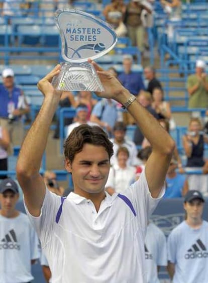 Roger Federer, con el 50º trofeo de su carrera.