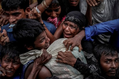 Refugiados rohingyas disputam ajuda humanitária em acampamento no Cox's Bazar (Bangladesh), em 24 de setembro de 2017.