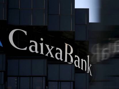 Logo de Caixabank en su sede