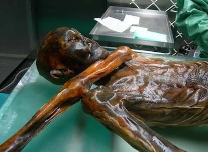 Ötzi, hombre momificado de hace 5.000 años hallado en un glaciar.