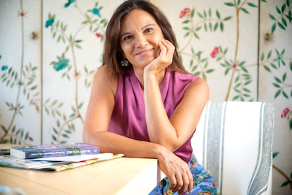 Sánchez posa en el salón de su casa con sus obras: un ejemplar de su libro y diversos números de la revista '¡Hola!'.