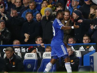 Saludo entre Eto’o y Mourinho en un partido de la Premier.
