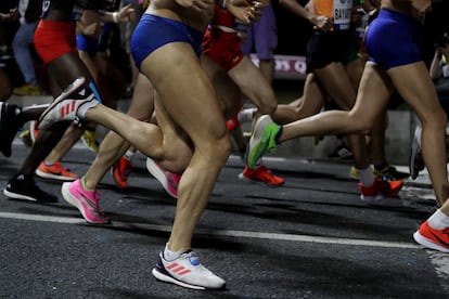 Detalle de las piernas de las atletas durante el maratón.