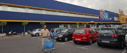 Clientes en un centro de Ikea en las afueras de Madrid.