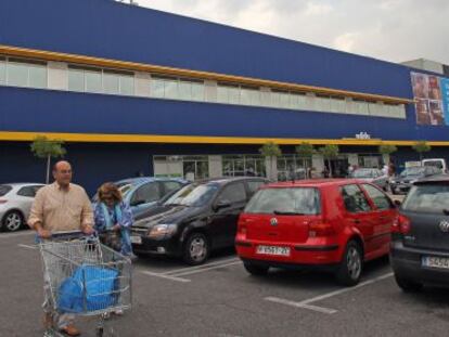 Clientes en un centro de Ikea en las afueras de Madrid.