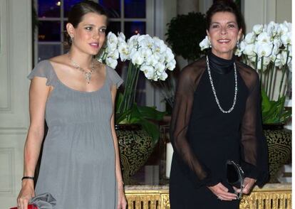 Carlota Casiraghi, con su madre Carolina de M&oacute;naco en su &uacute;ltima aparici&oacute;n oficial.
